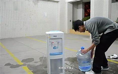 饮水机上面溢水怎么办,桶装饮水机上面溢水怎么办缩略图